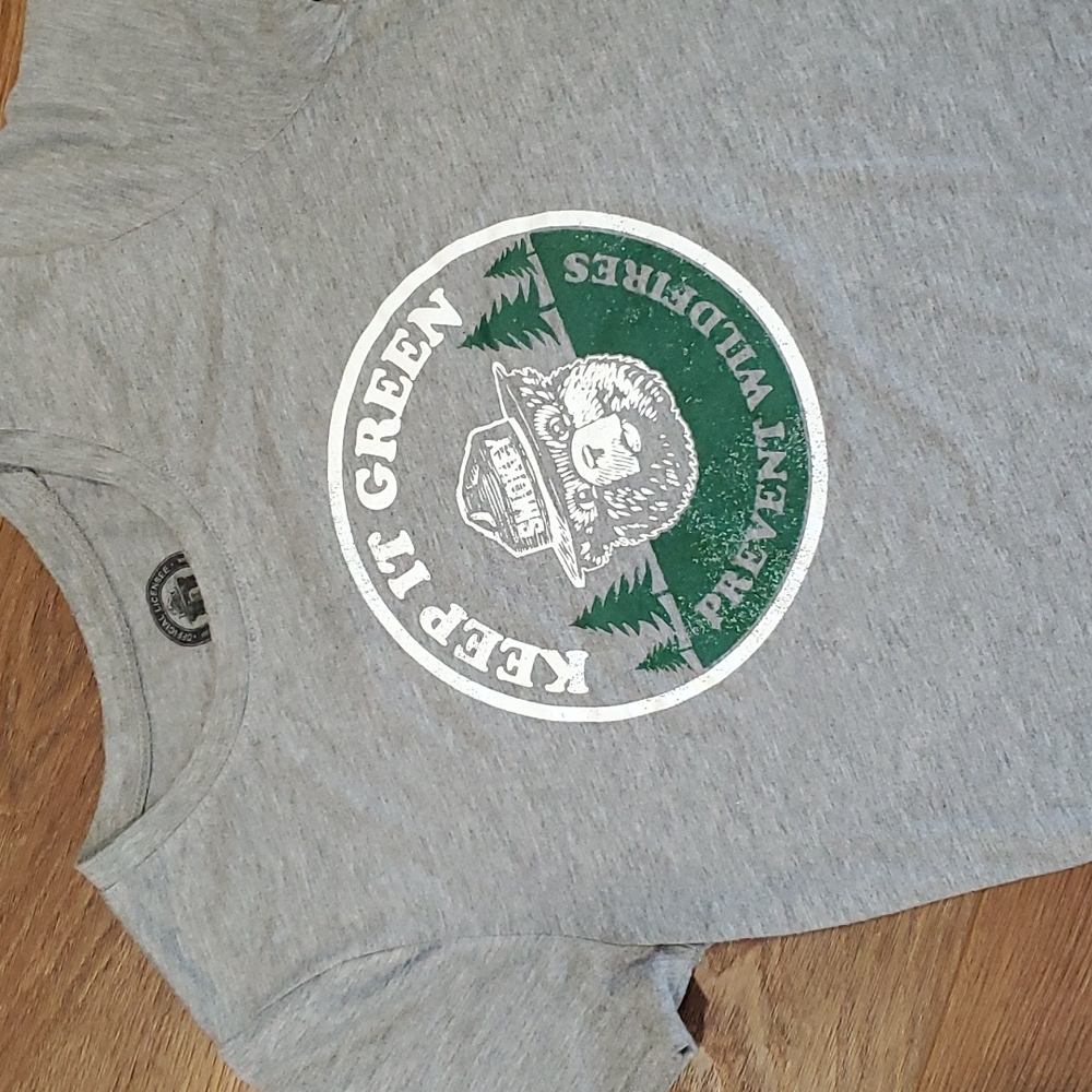 OFFICIAL LICENSEE SMOKEY THE BEAR tshirt.    #4207